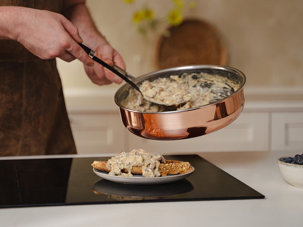 MĚDĚNÁ HYBRIDNÍ NEPŘILNAVÁ PÁNEV SAUTÉ 26 CM - 6