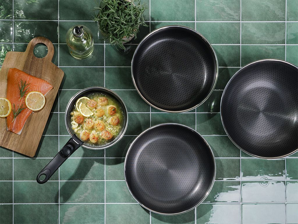 SADA HRNEC NA OMÁČKU S ODJÍMATNÝMI RUKOJETMI 18CM