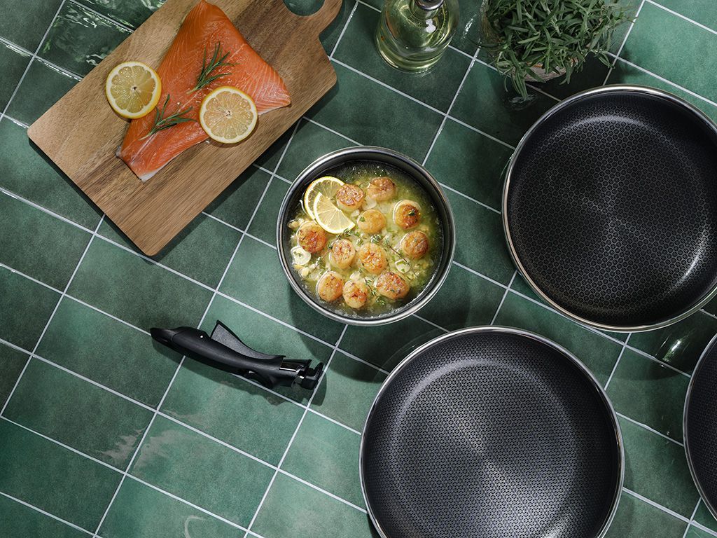 SADA HRNEC NA OMÁČKU S ODJÍMATNÝMI RUKOJETMI 18CM