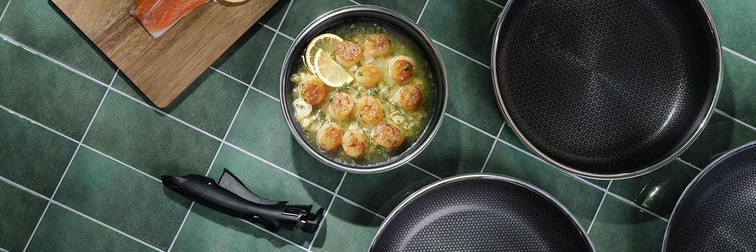 SADA HRNEC NA OMÁČKU S ODJÍMATNÝMI RUKOJETMI 18CM