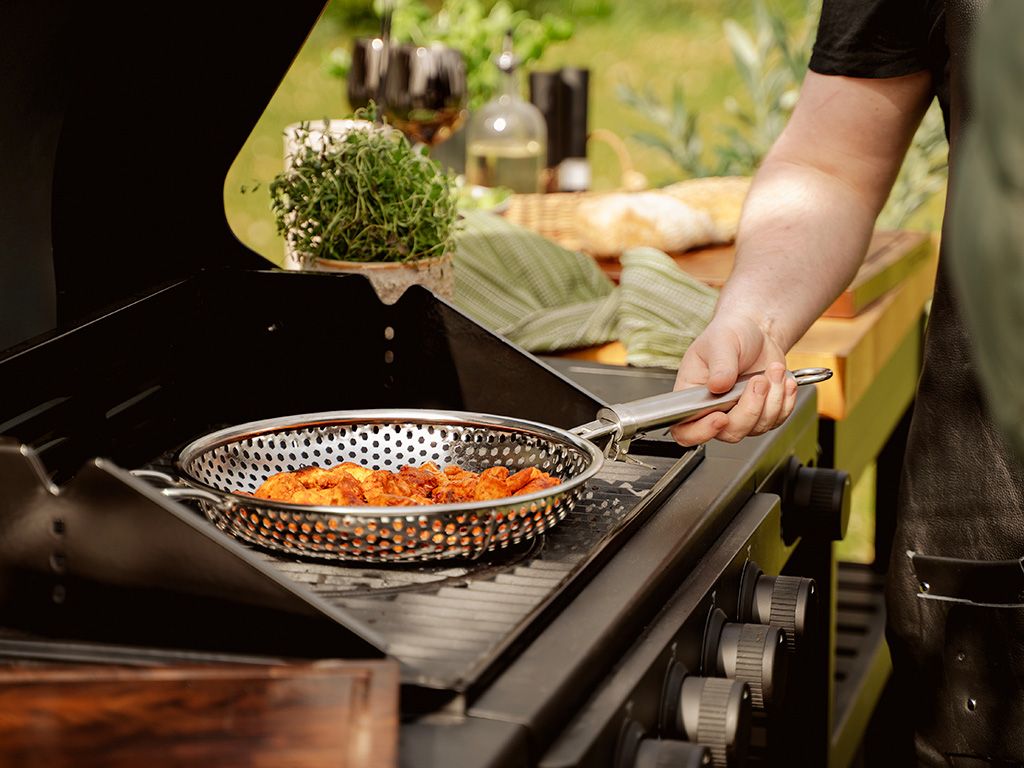 BBQ GRILOVACÍ PÁNEV S ODNÍMATELNOU RUKOJETÍ 28 CM