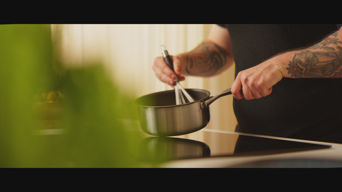 Indlæs video: 
NON-STICK PANDEN GENTÆNKT – MED EN NATURLIG KEMIKALIEFRI BELÆGNING